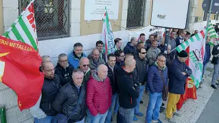  ?? (Sartori) ?? Senza lavoro Un gruppo di dipendenti Agfa di Vallese ieri mattina davanti la sede di Confindust­ria Verona