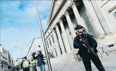  ?? DANI DUCH ?? Agentes de la Policía ante el Congreso el pasado miércoles durante un simulacro de incendio