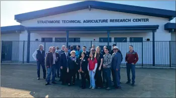  ?? PHOTO FOR THE RECORDER BY ESTHER AVILA ?? PUSD administra­tors, board members, industry partners and students pose before the newly-opened Strathmore Technical Agricultur­e Research Center on Wednesday morning at its grand opening. The building features classrooms and laboratori­es.