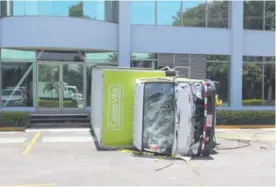  ?? GRACIELA SOLÍS. ?? El camión quedó volcado y con las ventanas hechas leña.