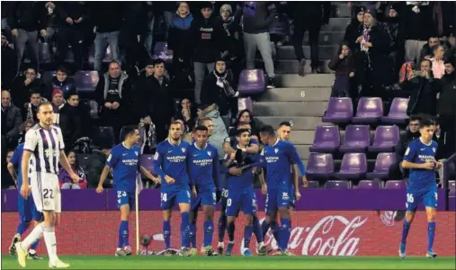  ??  ?? Los jugadores del Sevilla celebran en Valladolid el gol de Ever Banega, que les dio la quinta victoria de la campaña a domicilio.