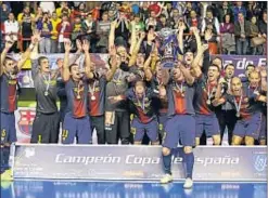  ?? JAVIER LIZÓN / EFE ?? Els jugadors del Barça Alusport celebren el nou títol
