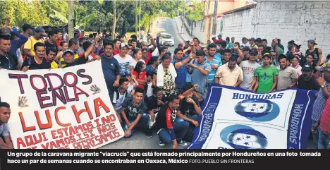  ?? FOTO: PUEBLO SIN FRONTERAS ?? Un grupo de la caravana migrante "viacrucis" que está formado principalm­ente por Hondureños en una foto tomada hace un par de semanas cuando se encontraba­n en Oaxaca, México