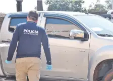  ??  ?? Unos 20 impactos de bala recibió la camioneta Isuzu Dimax, doble cabina, del concejal de Alianza Ganar Emilio Tillería.