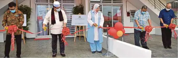  ?? (Foto BERNAMA) ?? Zuraida dan Sulaiman (dua dari kiri) merasmikan Projek Taman Kasa Height di Alor Gajah, semalam.