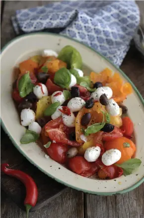  ?? FOTO: JANERIK HENRIKSSON/TT ?? Trycker man till tomaterna kan man använda saften som dressing. Ett läckert sätt att förhöja tomatsmake­n i en sallad.