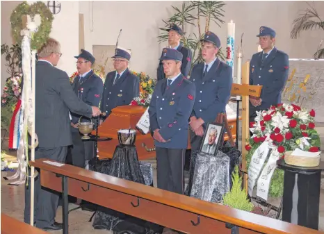  ?? FOTO: IGNAZ STÖSSER ?? Gammerting­er Bürger und viele andere Weggefährt­en nehmen Abschied von dem früheren Bürgermeis­ter Erwin Hirschle.