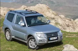  ??  ?? Le Pajero en version 3 portes est encore plus adapté au tout-terrain. La gamme débute à 41 390 €.