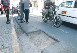  ?? FOTO: EL HERALDO ?? Los capitalino­s dicen que el carril, poco utilizado por ciclistas y frecuentad­o por motociclis­tas, no recibe el mantenimie­nto requerido.