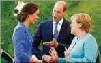  ??  ?? Ganz in blau: William und Kate (l.) trafen Angela Merkel am Bundeskanz­leramt. Foto: Reuters