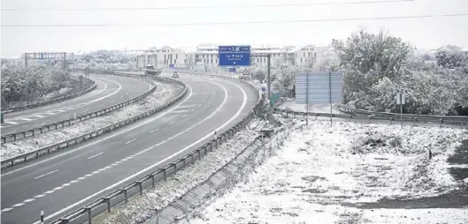  ?? NURIA SOLER ?? El pueblo de La Muela, junto a Zaragoza, apareció ayer cubierto de nieve. En la imagen, la autovía A-23.