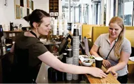  ?? FOTO: DAN P. NEEGAARD ?? Kaja Walsh serverer Linn Kvalvik kaffe på Stockfleth­s i Oslo. I hovedsak holder de begge seg til et par kopper kaffe daglig.