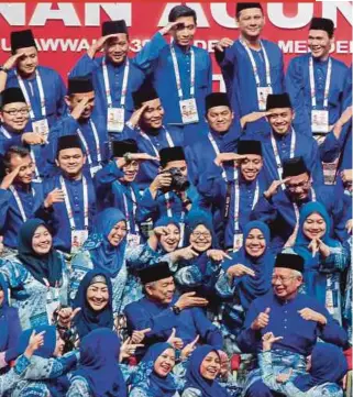  ?? PIC BY ASYRAF HAMZAH ?? Umno president Datuk Seri Najib Razak, his wife, Datin Seri Rosmah Mansor, and vice-president Datuk Seri Dr Ahmad Zahid Hamidi with members of the Umno General Assembly Secretaria­t at the Putra World Trade Centre yesterday.