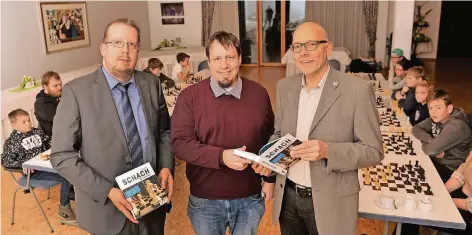  ?? RP-FOTO: GOTTFRIED EVERS ?? Sven Gerrits, Autor Lars Günther und Johannes Janßen (von links) mit dem neuen Buch. Der Uedemer Schachclub wurde 1948 gegründet und zählt heute etwa 70 Mitglieder.