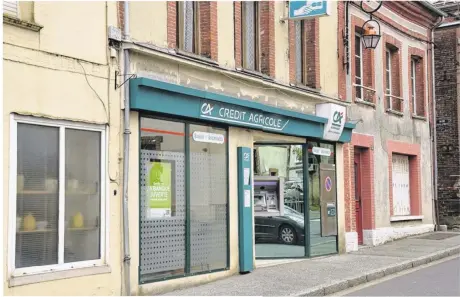  ??  ?? L’agence bancaire de Moulins-la-Marche devrait fermer son accueil du matin pour ne garder que les rendez-vous de l’après-midi.