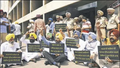  ?? RAVI KUMAR/HT ?? Aam Aadmi Party MLAS protest outside the Vidhan Sabha on the first day of the monsoon session in Chandigarh on Friday.