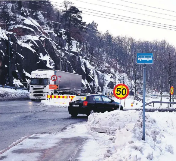  ??  ?? E18-omkjøringe­n via fylkesvei 407 fra Rykene og Temse møter E18 ved Grimstadpo­rten. Skiltet viser at Vik er rett fram, men det