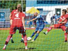  ?? Foto: Elmar Knöchel ?? Im Hinspiel gegen Durach ließ der TSV Bobingen einfach zu viele gute Torchancen liegen. Im Bild scheiterte Christian Frickinger (am Ball, blaues Trikot) an einem Duracher Abwehrbein.