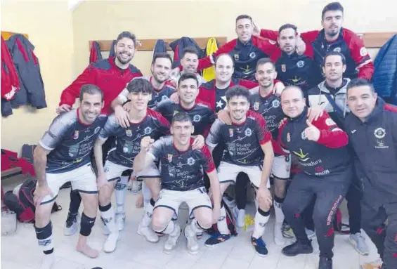  ?? GRUPO LÓPEZ BOLAÑOS ?? El Grupo López Bolaños celebra en los vestuarios de la Ciudad Deportiva de Cáceres su triunfo en el derbi extremeño de Segunda B.