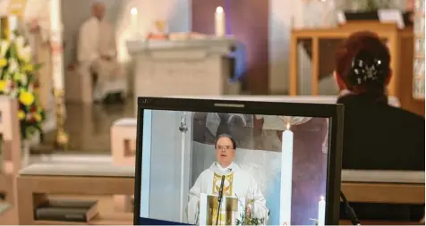  ?? Archivfoto: Annette Zoepf ?? Im vergangene­n Jahr wurde der Gottesdien­st zur Osternacht über Livestream übertragen. Bischof Bertram Meier zelebriert­e sie in der Hauskapell­e. In diesem Jahr beherrscht die Corona‰Pandemie noch immer das Geschehen, dennoch sind an Ostern Präsenzgot­tesdienste zugelassen. Das ist auch notwendig, denn auf Dauer werden die Gläubigen beim Streamen vom Eigentlich­en abgeschnit­ten.