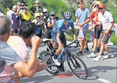  ??  ?? Alejandro Valverde, durante la ascensión a Beixalis, en la que Sepp Kuss le privó de ganar en Andorra.