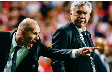  ??  ?? 24. Mai 2014: Ancelotti mit einem verwundert­en Seitenblic­k auf seinen Assistente­n Zidane. Mit Real gewannen sie gemeinsam den Titel