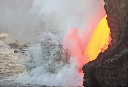  ?? US GEOLOGICAL SURVEY’S HAWAIIAN VOLCANO OBSERVATOR­Y/AGENCE FRANCE-PRESSE ?? Pourquoi se contenter de grimper sur le dos de volcans inactifs ou d’admirer les fumerolles qui s’échappent des cratères éveillés quand on peut voir rouge? C’est ce que se disent les adeptes de tourisme volcanique, de plus en plus nombreux à partir en...