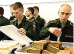  ?? RT.COM ?? SELEKTIF: Militer Rusia saat jam makan siang kemarin.