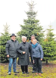  ?? SZ-FOTO: EIS ?? Gemeinsam mit der ehemaligen Bundesbild­ungsminist­erin Annette Schavan (2.v.l.) haben Hans Rieger (l.) sowie Roland und Anja Hauler Weihnachts­bäume für den Vatikan ausgewählt.