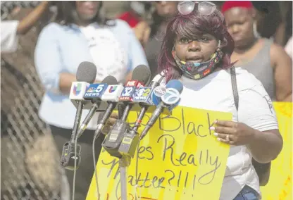  ?? ANTHONY VAZQUEZ/SUN-TIMES ?? Nancy Wardlaw-Williams, aunt of slain 14-year-old Vernado Jones Jr., said Tuesday, “Vernado was a wonderful kid. He had so much more life to live. So much more life to live.”