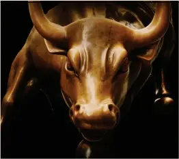  ??  ?? Charging Bull. Il toro è il simbolo del rialzo dei mercati ( nella foto: la statua di Antonio Di Modica vicino a Wall Street)