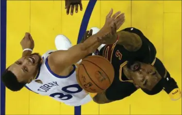  ?? MARCIO JOSE SANCHEZ — ASSOCIATED PRESS ?? J.R. Smith, right, vies for a rebound against the Warriors’ Stephen Curry during the second half in Game 2 of the NBA Finals on June 4 in Oakland, Calif.