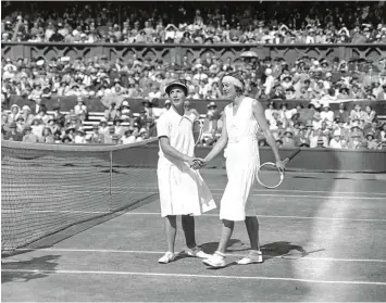  ?? Foto: Getty ?? Es bleibt einmalig: Am 3. Juli 1931 bestritten Cilly Aussem (links) und Hilde Krahwinkel ein deutsches Endspiel in Wimbledon. Aussem gewann das Finale und ist neben Steffi Graf eine von zwei deutschen Siegerinne­n des Turniers.