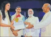  ?? HT PHOTO ?? Former president of Nasscom Kiran Karnik (second from right) giving away medals and certificat­e to a topper at the IITBHU convocatio­n in Varanasi on Saturday.