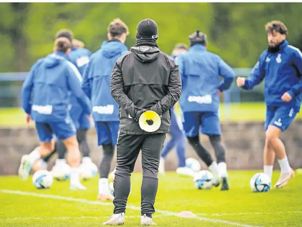  ?? ?? Uwe Schubert schaut genau hin. Trainingsl­eistungen sind entscheide­nd für einen Kaderplatz des MSV Duisburg.