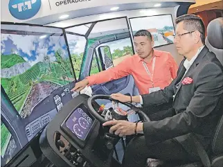  ?? MARIUXI CÁCERES / EXPRESO ?? Herramient­a. T&amp;T, empresa de servicio de transporte pesado, expone un nuevo simulador para conductore­s.