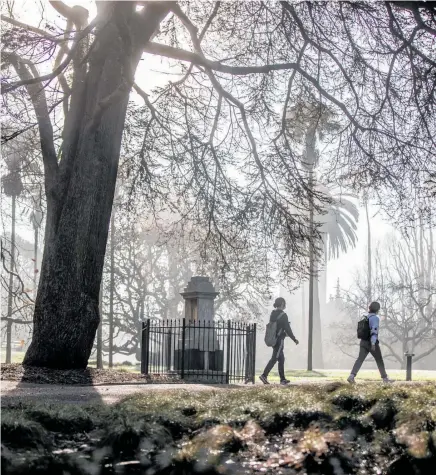  ?? Photo / Michael Craig ?? Auckland has been told to expect a repeat of the fog that shrouded the city yesterday, including Albert Park (above).