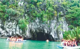  ?? SUNSTAR FILE FOTO ?? SAFE. The Puerto Princesa Undergroun­d River is listed among the New Seven Wonders of Nature and is among the country’s top tourist destinatio­ns.