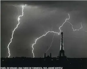  ??  ?? PARÍS, EN VERANO, UNA TARDE DE TORMENTA, 1925, ANDRÉ KERTÉSZ