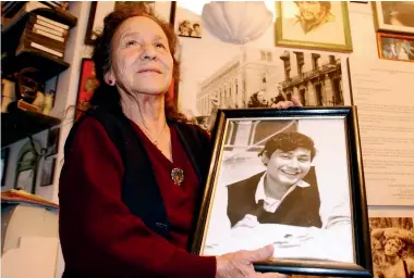  ?? AP ?? Rosario Ibarra in 2003 with a photo of her missing son, Jesu´s, a leftist who disappeare­d during Mexico’s ‘‘dirty war’’ of political violence.