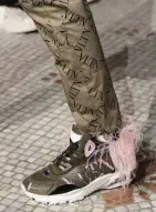  ??  ?? Sopra, Valentino Garavani Bounce in pelle army green con logo all-over VLTN fucsia e piume rimovibili sul retro. A partire da 990 €. valentino.com