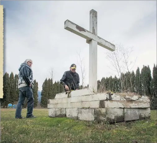  ?? ARLEN REDEKOP/PNG ?? Sto:lo historian Sonny Naxaxalhts’i McHalsie, left, visits the Skowkale First Nation graveyard in Chilliwack with Jeffrey Point, who recalls the day more than 50 years ago when he first saw the unmarked crosses on the graves of children who died in the...