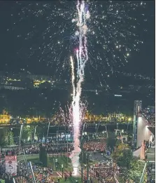  ?? FOTOS: MIREYA LÓPEZ /EFE/BNM ?? La octava edición del EDP Bilbao Night Marathon reunió anoche a 11.000 corredores en la capital vizcaína. Bajo estas líneas, Camilo Santiago bate el récord del medio maratón y en la imagen inferior Kimani cruza la meta como vencedor de la carrera...