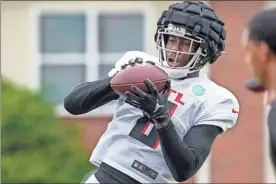  ?? ?? Atlanta Falcons tight end Kyle Performanc­e Field.
Pitts (8) catches a pass during training camp at IBM