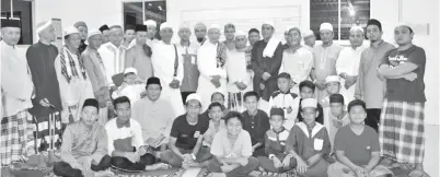  ??  ?? AHLI Jawatankua­sa Surau Al Jannah serta para hadirin merakamkan gambar kenangan bersama Malai Ali.