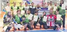  ??  ?? WOMEN’S CHAMPIONS ... Sabah Handball Project women’s team pose with Awang Damit (6th left), Razali (4th left) and Ag Ku Mohd Zulfadhli (5th left) after the prize presentati­on.