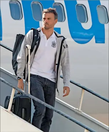  ??  ?? DE VUELTA. Luis Enrique baja del avión que trajo ayer a la Selección desde Cardiff hasta Madrid.