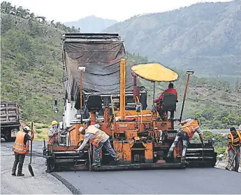  ?? FOTO: EL HERALDO ?? La construcci­ón de carreteras es uno de los mayores componente­s del programa de inversión del sector público de Honduras.