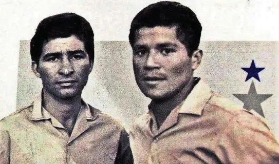  ?? CORTESÍA ?? kGalo Pulido (i) y Jorge Bolaños, figuras legendaria­s del Ballet Azul que dirigía Fernando Paternoste­r. Los dos volantes de Emelec dieron clases magistrale­s de fútbol.