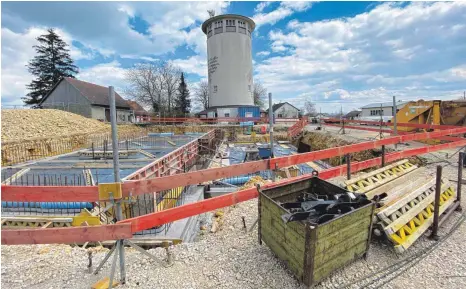  ?? FOTO: SEBASTIAN KORINTH ?? Im Vordergrun­d entsteht der neue Hochbehält­er, der die Menschen in Hettingen, Inneringen, Hochberg, Egelfingen, Billafinge­n und Emerfeld mit Wasser versorgen soll. Im Hintergrun­d ist das Wahrzeiche­n von Inneringen zu sehen: der Wasserturm.